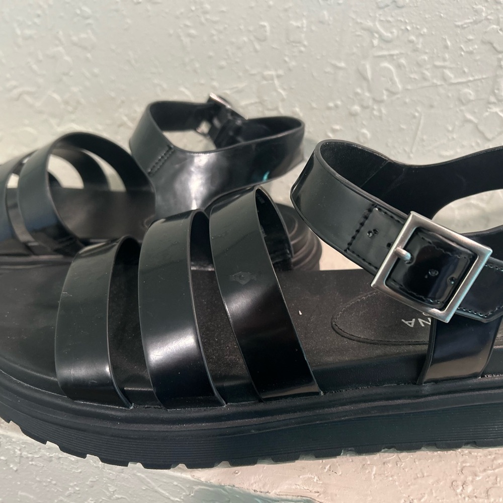 Women’s strapping sandals